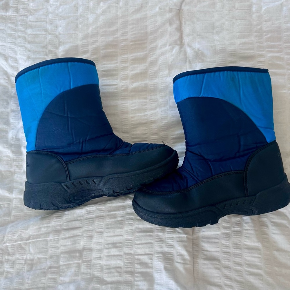 Kids snow boots from Mountain Warehouse - size 13